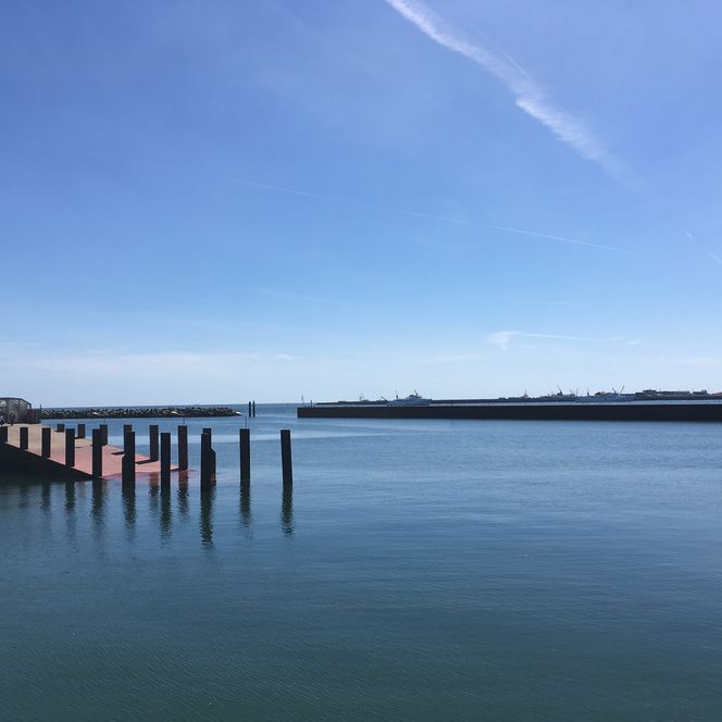 Anleger auf Helgoland an einem Sommertag.